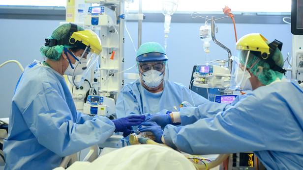 Coronavirus : baisse inédite des hospitalisations en soins intensifs en Italie