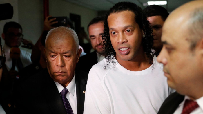 Ronaldinho sale de la cárcel en Paraguay y seguirá su proceso en un hotel