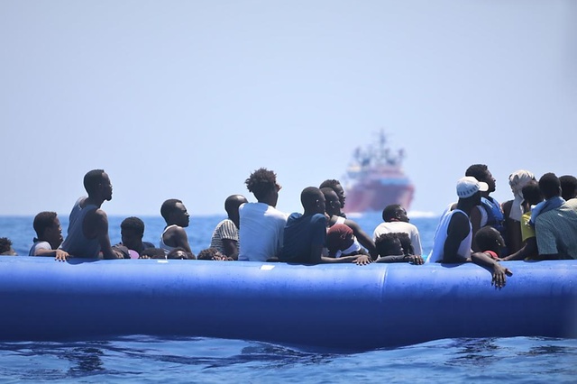 Migrants: les ONG critiquent la fermeture des ports en Italie