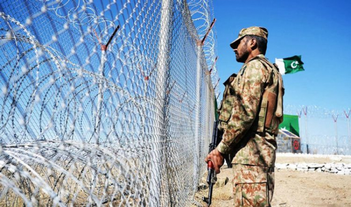 Roadside bomb kills 2 Pakistani soldiers near Afghan border