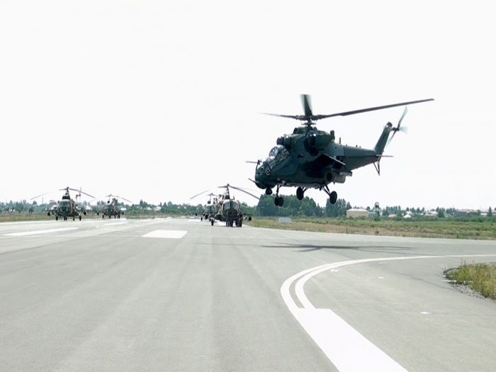   Hubschraubereinheiten der Luftwaffe führen Trainingsflüge durch -   VIDEO    