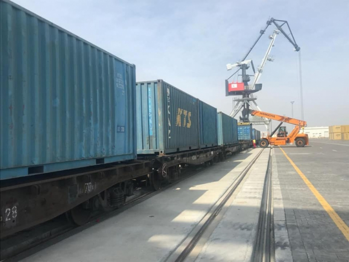 Bakı Limanında səpkili yük konteyner vasitəsilə daşındı
