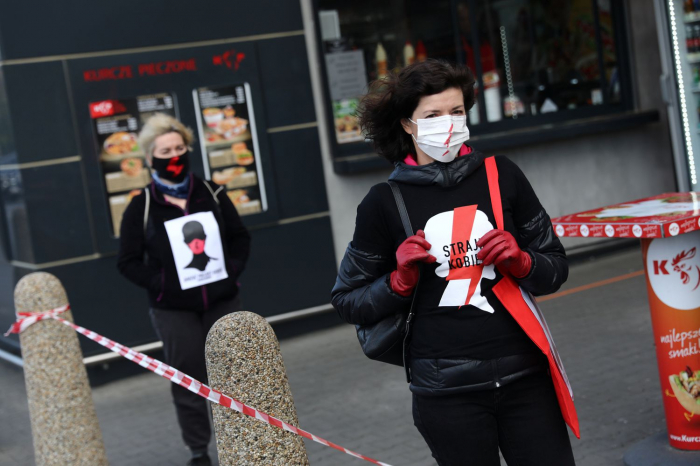 Protestas en Polonia por el intento de aprobar dos polémicas leyes en pleno confinamiento