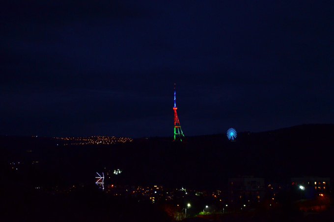  La tour de télévision de Tbilissi illuminée aux couleurs du drapeau azerbaïdjanais 