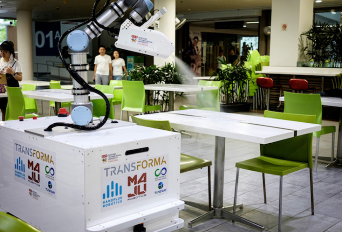   Un robot désinfectant testé à Singapour contre le coronavirus  