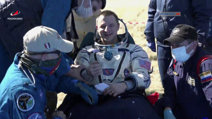 La nave espacial Soyuz regresa a la Tierra con tripulantes de la EEI