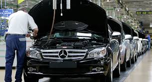   Nach vier Wochen Corona-Stillstand: Daimler kurbelt die Produktion wieder an  