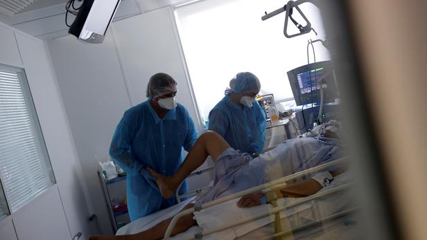 Coronavirus: le nombre de patients hospitalisés poursuit sa décrue en France
