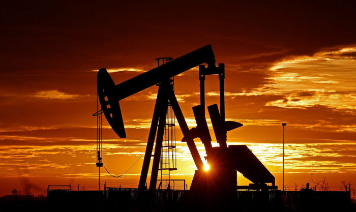 El petróleo de EE UU entra en terreno negativo y los inversores cobran por comprar barriles por primera vez en la historia