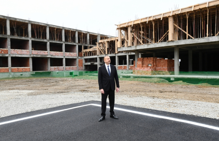   Ilham Aliyev lernt die Situation in den für Binnenvertriebene errichteten Gebäuden kennen  
