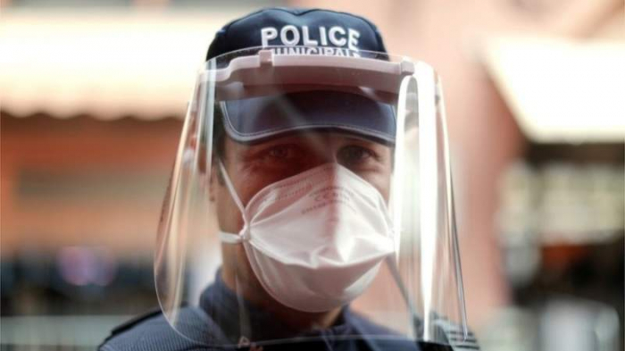 Coronavirus: French police seize 140,000 black market masks