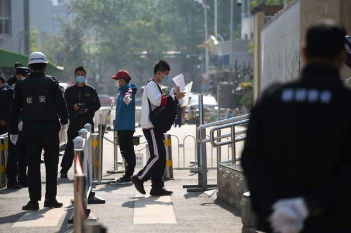 Jugendliche in Peking und Shanghai kehren an Schulen zurück