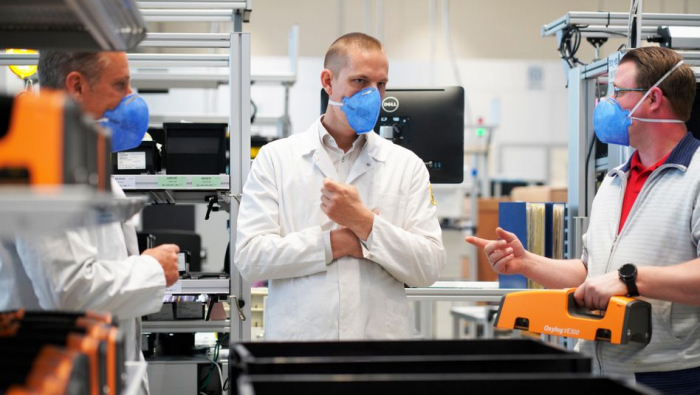 Boris de Groot, 39, Techniker, überwacht die Produktion von Beatmungsgeräten