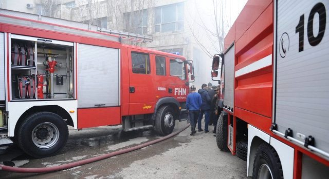 Bakıda minik avtomobili yanıb