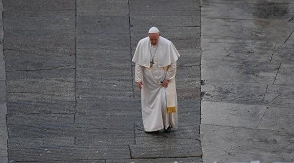 البابا يبدأ مراسم الجمعة العظيمة في الفاتيكان في غياب الحجاج