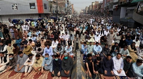 أطباء في باكستان يدعون الحكومة لإعادة القيود على الصلاة في المساجد