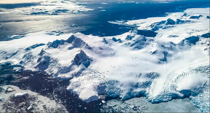 أكبر جبل جليدي في العالم يبدأ بالانهيار...صور