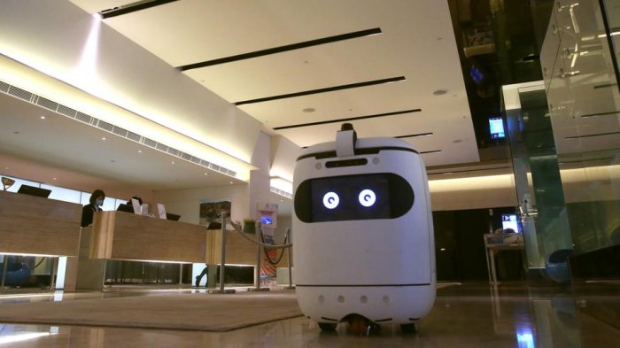 Honq Konqda turistlərə robotlar xidmət edir  
