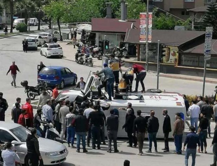 Türkiyədə tibb işçiləri qəzaya düşüb, yaralılar var