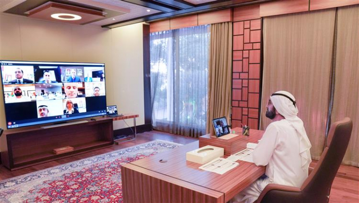 محمد بن راشد يعقد اجتماعاً "عن بعد" مع وزير الخارجية ومجموعة من سفراء الإمارات