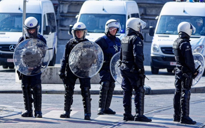 Bruxelles: 43 gardes à vue après des émeutes en plein confinement