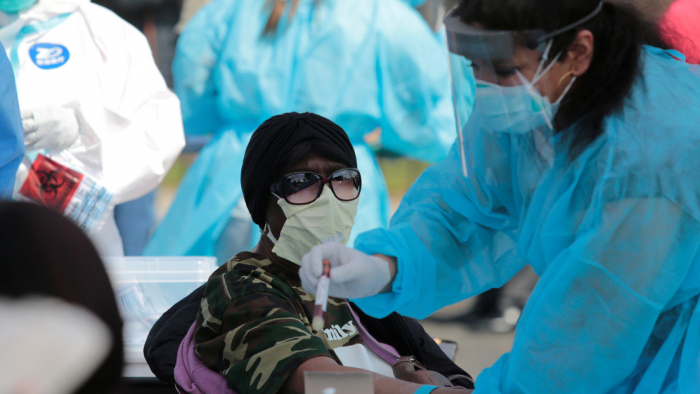 Científicos buscan desarrollar un tercer tipo de prueba más fácil y rápida para detectar el coronavirus