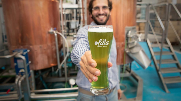 Crean en Lleida la primera cerveza verde de oliva del mundo