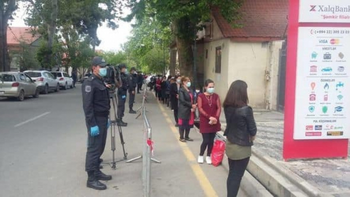 Polis vətəndaşlara tibbi maska payladı