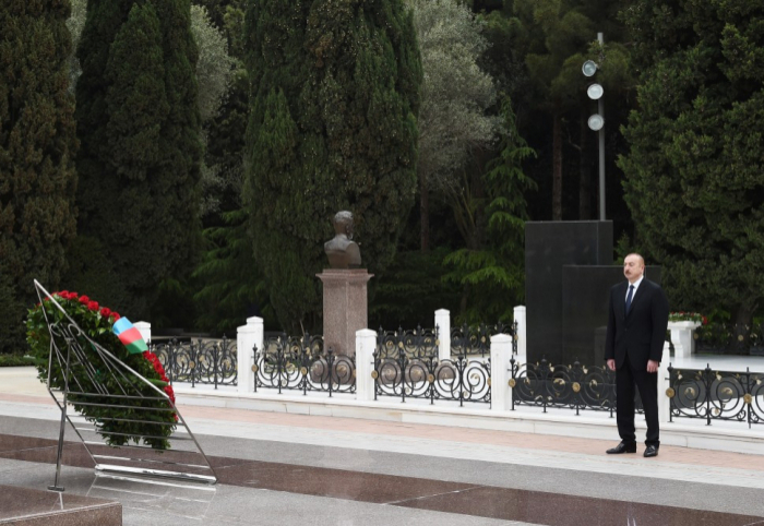 Der Präsident und die First Lady besuchten das Grab von Haydar Aliyev 