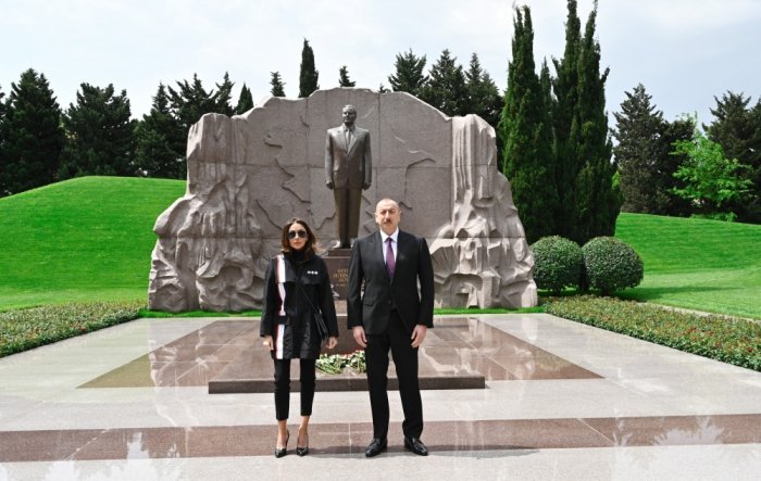  Azerbaijani president, first lady visit tomb of national leader Heydar Aliyev - PHOTOS