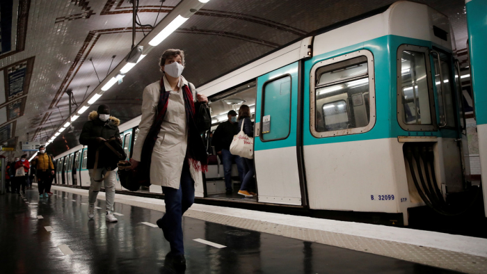 El metro de París se ve desbordado el primer día del alivio de las restricciones sociales