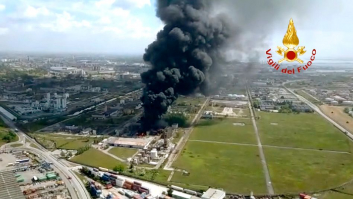 Explosion und Großbrand in Chemiefabrik in Venedig