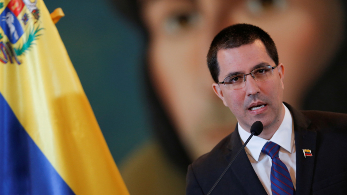 Arreaza denuncia que EEUU persigue los buques que "traen gasolina" a Venezuela