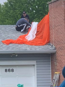   Un avión acrobático canadiense se estrella junto a una casa residencial poco después de despegar  