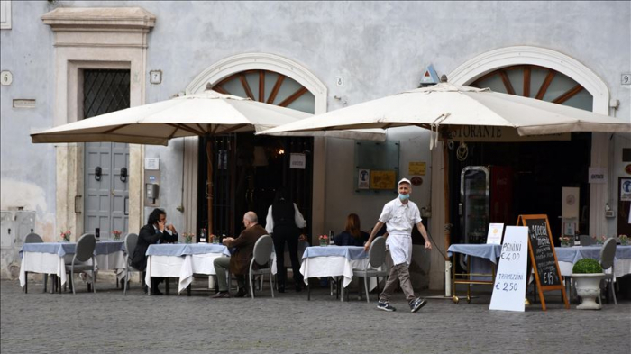 Los italianos se adaptan a su nuevo estilo de vida a medida que el número de infectados por COVID-19 disminuye