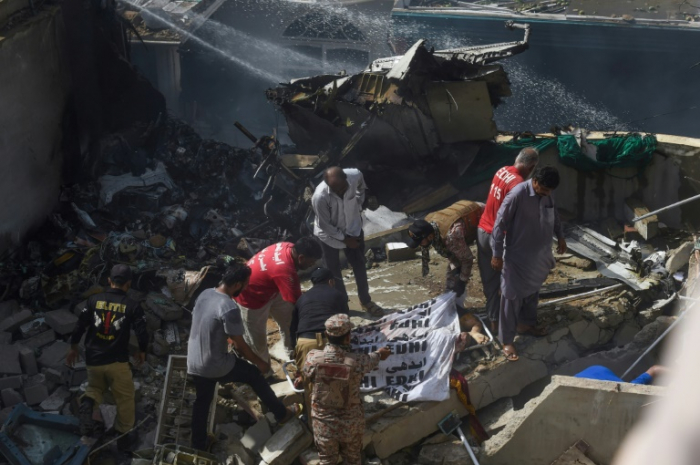   Flugzeug mit 98 Menschen an Bord stürzt in Pakistan ab  