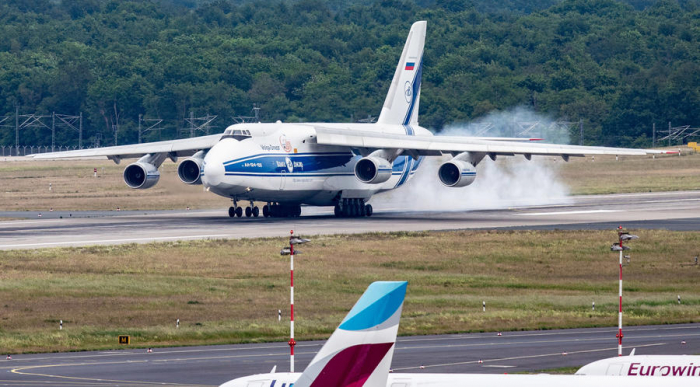 Riesenflieger An-124 mit Millionen von Schutzmasken in Düsseldorf gelandet