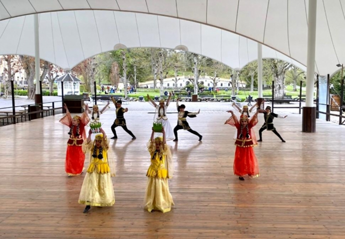   Les danses nationales azerbaïdjanaises suscitent de l