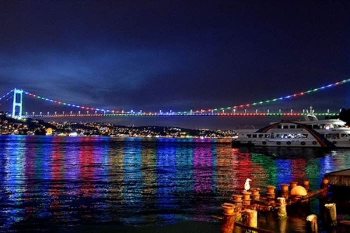   Brücken von Istanbul werden mit Farben der aserbaidschanischen Flagge beleuchtet  