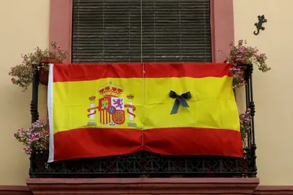 España decretó 10 días de luto por las víctimas del coronavirus