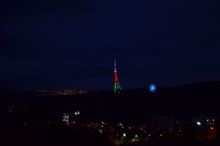   Der Fernsehturm von Tiflis wurde mit den Farben der aserbaidschanischen Flagge beleuchtet  