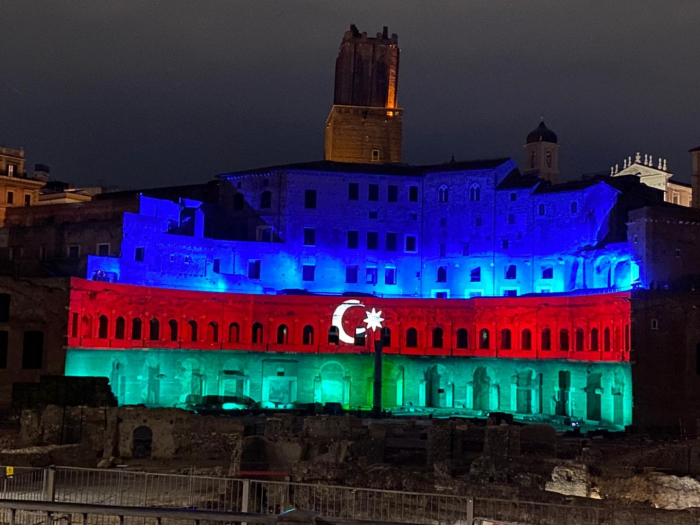   Berühmtes Denkmal in Rom wurde mit Farben der aserbaidschanischen Flagge beleuchtet -   FOTOS    