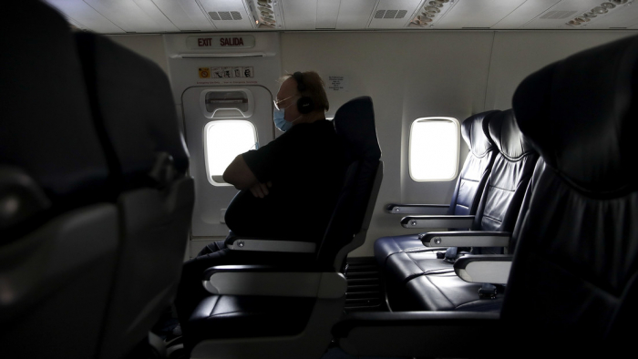 Un pasajero de un vuelo a Canarias da positivo al coronavirus y desata cuarentanas colectivas