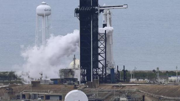   SpaceX va réessayer de lancer son premier vol habité samedi  