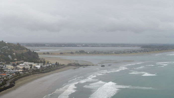 Playas de Nueva Zelanda se tiñen de rojo por la muerte masiva de langostillas