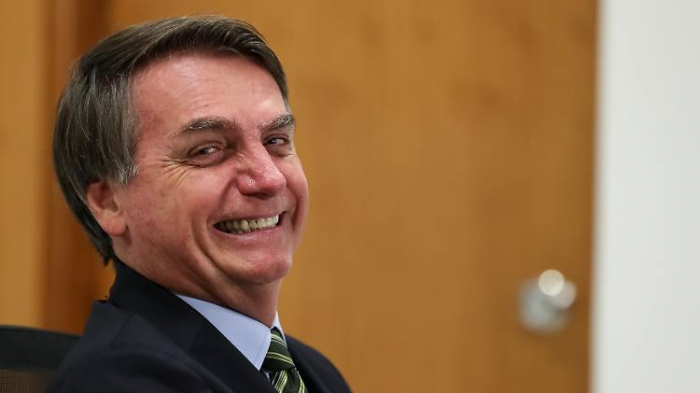 Bolsonaro knuddelt trotz Corona