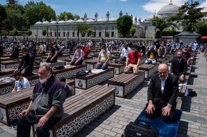   Turquie:   les mosquées rouvertes aux prières collectives