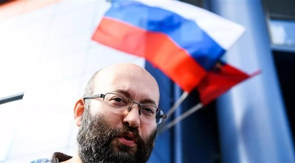 الحكم على صحافي روسي بالسجن 15 يوماً بعد تظاهره فردياً