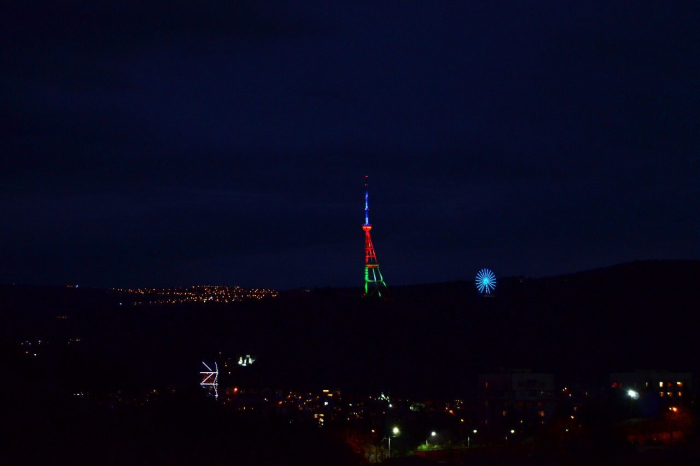   إضاءة برج تلفزيون تبليسي بألوان العلم الأذربيجاني  