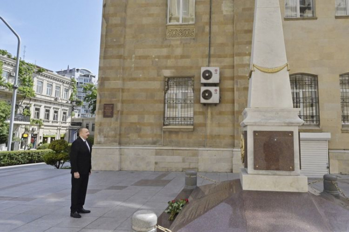   Presidente Ilham Aliyev visita el monumento erigido en honor de la República Democrática de Azerbaiyán  